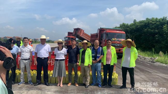 致敬高温下的坚守！县总工会到347国道黄冈市巴河至陶店公路项目开展“夏日送清凉”慰问活动